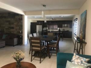 cocina y sala de estar con mesa y sillas en New House! Excellent to get to know Puerto Peñasco en Puerto Peñasco