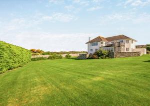 een groot grasveld met een groot huis bij Trefebus in Saint Merryn