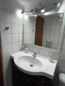 uma casa de banho com um lavatório e um espelho em Patra Centre em Patra