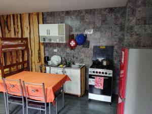 a small kitchen with a table and a stove at Cabaña cunco 6 personas in Cunco