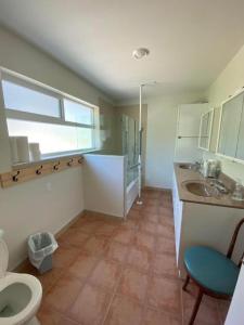 y baño con aseo y lavamanos. en Your Holiday Home in Sunshine Coast, en Roberts Creek