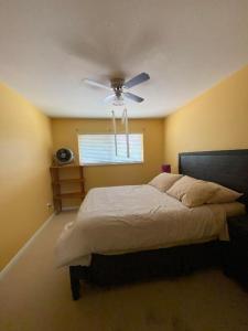 1 dormitorio con 1 cama y ventilador de techo en Your Holiday Home in Sunshine Coast, en Roberts Creek