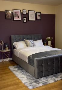 1 dormitorio con 1 cama grande y cabecero de cuero en Harborne House en Birmingham