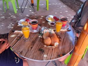 un tavolo con cibo e bicchieri di succo d'arancia di Nasca Trails B&B a Nazca