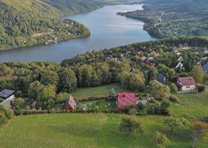 - une vue aérienne sur un village et un lac dans l'établissement Domek Widok, à Międzybrodzie Bialskie