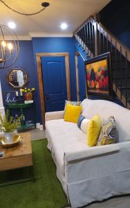 uma sala de estar com um sofá e uma parede azul em Chans Lakeside Hideaway em Stone Mountain
