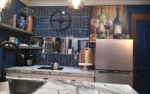 uma cozinha com frigorífico e copos de vinho na parede em Chans Lakeside Hideaway em Stone Mountain
