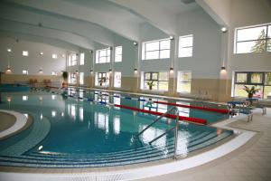 una gran piscina en un gran edificio en Velich Country Club, en Zvenigorod