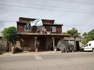 una casa vieja al lado de una calle en Motoposada Campera Negra en San Salvador de Jujuy