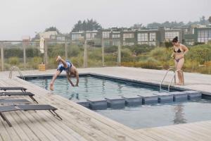 a man and a woman standing in a swimming pool at Lodge del Mar in Pichilemu