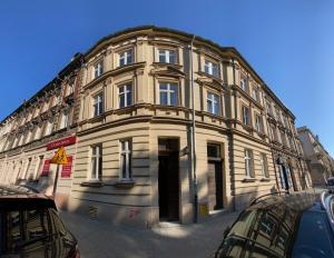 um grande edifício ao lado de uma rua em Apartment near Old Town na Cracóvia