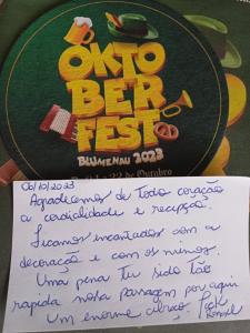 uma carta com um sinal que diz ok para a festa da cerveja em loft harmonia em Blumenau