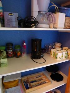 estantería con cafetera y otros artículos de cocina en Entre Vignes Et Marais, en Vert-la-Gravelle