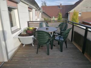 un patio con 4 sedie e un tavolo sul balcone. di Zur goldenen Glocke Inhaberin Katja Koppik a Dassel
