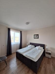 um quarto com uma cama grande e uma janela em Casa de langa lac em Oradea