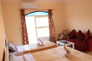 Posteľ alebo postele v izbe v ubytovaní Luxor Nile View Flats