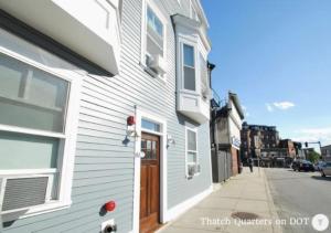 un edificio blanco al lado de una calle en Quarters on DOT by Thatch, en Boston