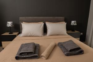 Una cama o camas en una habitación de THESS PUZZLE