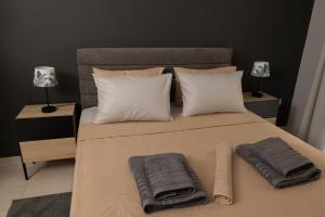 Una cama o camas en una habitación de THESS PUZZLE