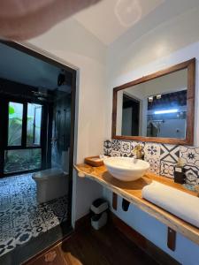 W łazience znajduje się umywalka i lustro. w obiekcie Thom's House w mieście Ninh Binh