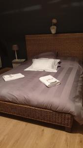 ein Bett mit zwei Handtüchern darüber in der Unterkunft La Calvélène in Gerponville