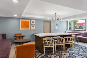 a dining room with a table and chairs at Holiday Inn Express Atlanta Airport - North, an IHG Hotel in Atlanta