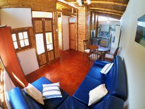 奧爾加諾斯的住宿－Casa Mauka Bungalow，一间带蓝色沙发的客厅和一间厨房