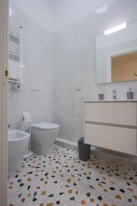 アヴェッツァーノにあるAl Castello Avezzanoの白いバスルーム(トイレ、シンク付)