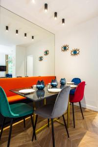 ein Esszimmer mit einem Tisch und 4 Stühlen in der Unterkunft Amazing appartement - 8P - Le Bon Marché in Paris