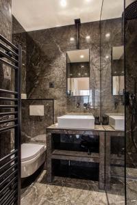 ein Badezimmer mit einem Waschbecken, einer Badewanne und einem WC in der Unterkunft Amazing appartement - 8P - Le Bon Marché in Paris