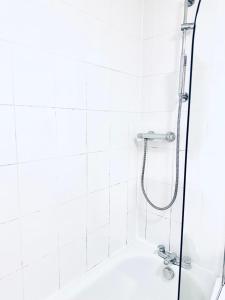 Koupelna v ubytování AFFORDABLE DELUXE MANCHESTER SPORTS CITY APARTMENTS