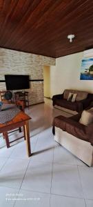 莫羅聖保羅的住宿－Vista Verde，客厅配有两张沙发和一张桌子
