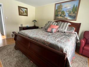 um quarto com uma cama e uma cadeira vermelha em 2 bedroom house or Private Studio in quiet neighborhood near SF, SFSU and SFO em Daly City