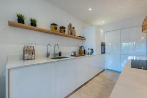 Kuchyňa alebo kuchynka v ubytovaní Casa Joy Elviria, ibiza style apartment with 70 sqm terrace