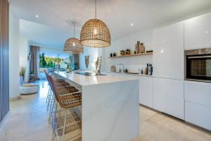 Kuchyňa alebo kuchynka v ubytovaní Casa Joy Elviria, ibiza style apartment with 70 sqm terrace