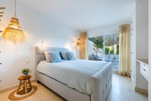 Posteľ alebo postele v izbe v ubytovaní Casa Joy Elviria, ibiza style apartment with 70 sqm terrace