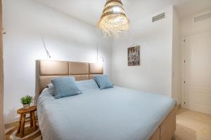 Posteľ alebo postele v izbe v ubytovaní Casa Joy Elviria, ibiza style apartment with 70 sqm terrace + 36 fotografií