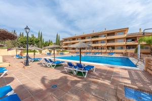 Bazén v ubytovaní Casa Joy Elviria, ibiza style apartment with 70 sqm terrace alebo v jeho blízkosti