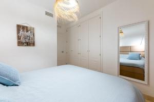 Posteľ alebo postele v izbe v ubytovaní Casa Joy Elviria, ibiza style apartment with 70 sqm terrace