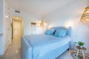Posteľ alebo postele v izbe v ubytovaní Casa Joy Elviria, ibiza style apartment with 70 sqm terrace