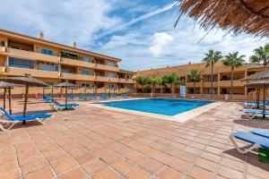 Bazén v ubytovaní Casa Joy Elviria, ibiza style apartment with 70 sqm terrace alebo v jeho blízkosti