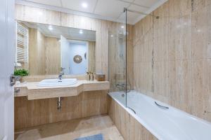 Kúpeľňa v ubytovaní Casa Joy Elviria, ibiza style apartment with 70 sqm terrace