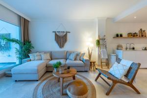 Posedenie v ubytovaní Casa Joy Elviria, ibiza style apartment with 70 sqm terrace