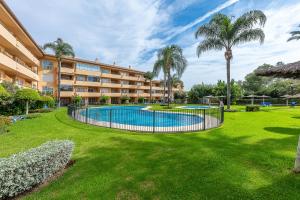Bazén v ubytovaní Casa Joy Elviria, ibiza style apartment with 70 sqm terrace alebo v jeho blízkosti