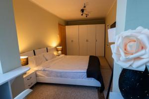 um quarto com uma cama com uma grande rosa em Lara's Residence em Timisoara