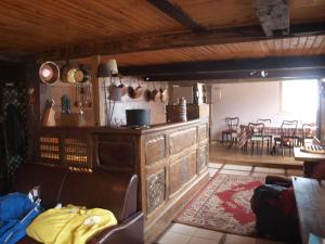 Cette chambre comprend une cuisine et une salle à manger. dans l'établissement Chalet La Voraz, à Châtel