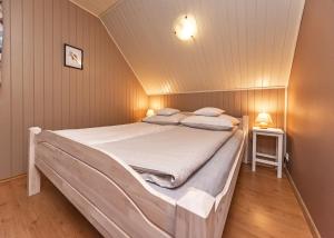 Un pat sau paturi într-o cameră la Domek na Hrobaczej