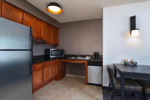 Kuchyň nebo kuchyňský kout v ubytování Residence Inn Beaumont