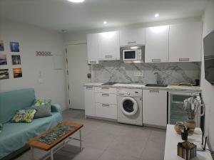 a kitchen and living room with a washing machine at Paradise of Dreams Apartamentos - MAREA APARTAMENTO in Adra