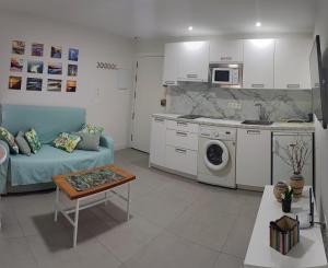 Marea apartamento. في آدرا: غرفة معيشة مع أريكة ومطبخ